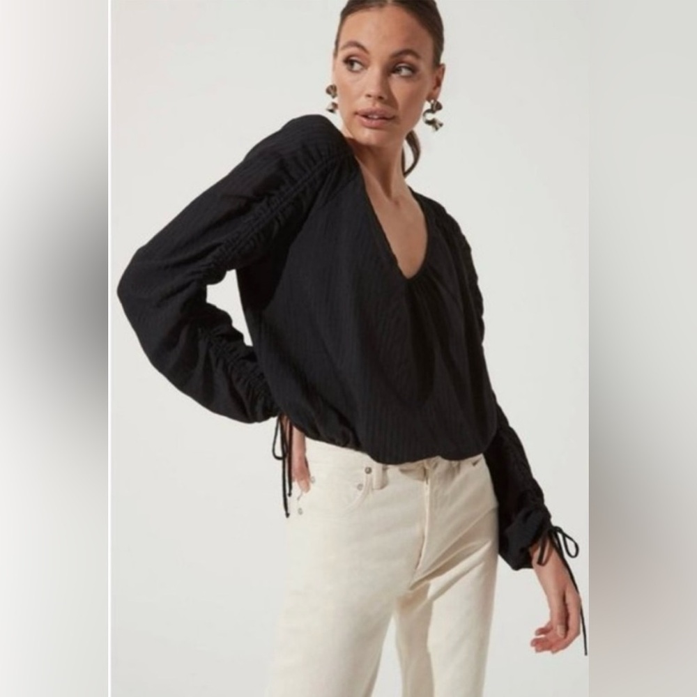 Astr the Label Ruched Black Top